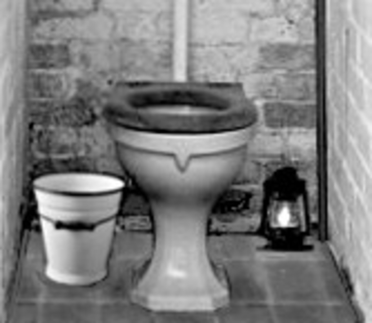 working-class-life-194050s-the-outside-lavvy-and-the-guzunder