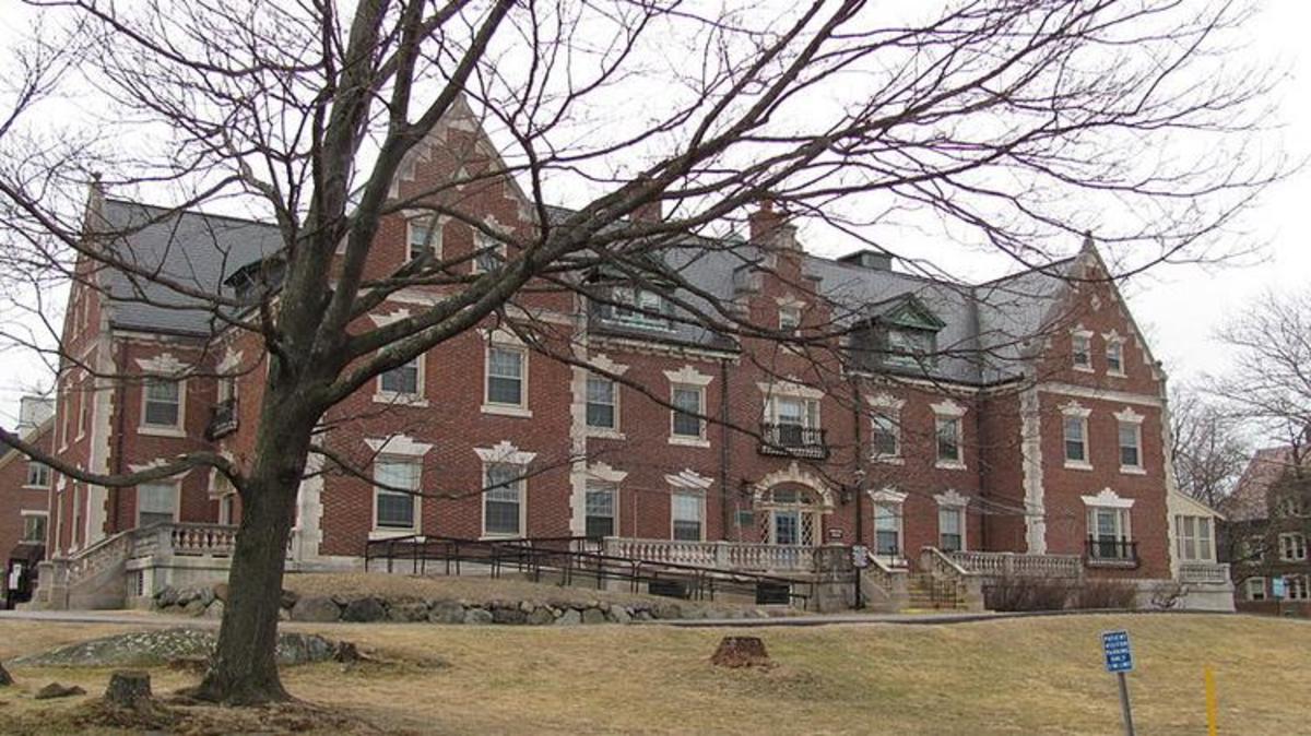McLean Hospital (Harvard University) is the real-life "Claymore Institution" from the film. This is where Susanna Kaysen spent the 18 months she writes about in Girl, Interrupted.