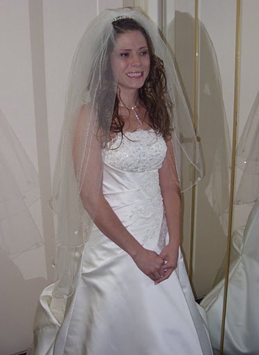 https://images.saymedia-content.com/.image/t_share/MTc2MjkwODc0NjM5MDAwNzY2/make-your-own-wedding-veil-save.jpg