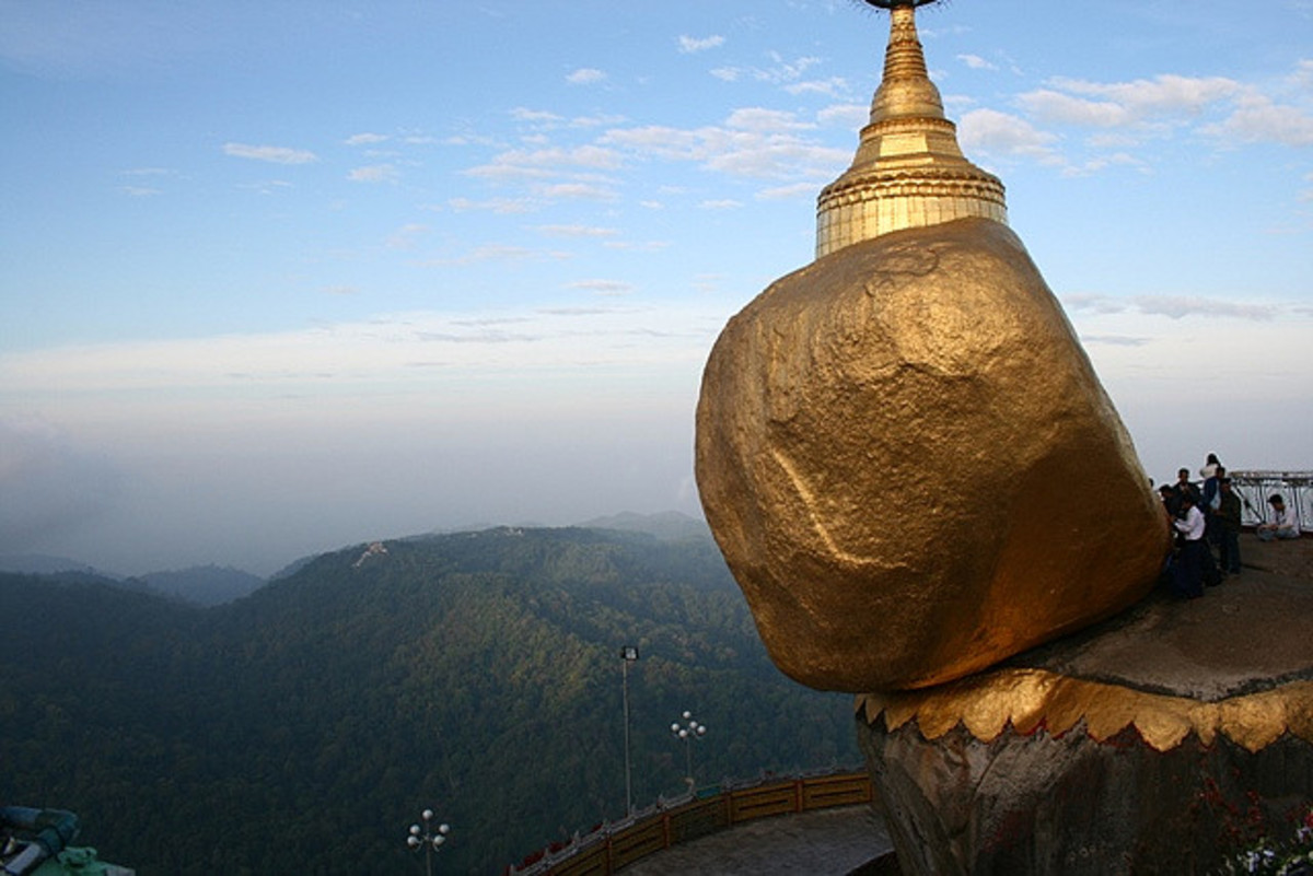 Золотой камень. Золотой камень в Бирме. Золотой камень Мьянма. Золотая скала в Чайтхие, Мьянма (Бирма). Мьянма висячий камень.