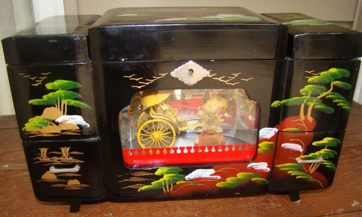 装饰性的日本首饰盒包括各种各样的东西，从小音乐盒到有许多抽屉的巨大的漆器珠宝容器;有些甚至在设计中装饰了非凡的cloisonné。