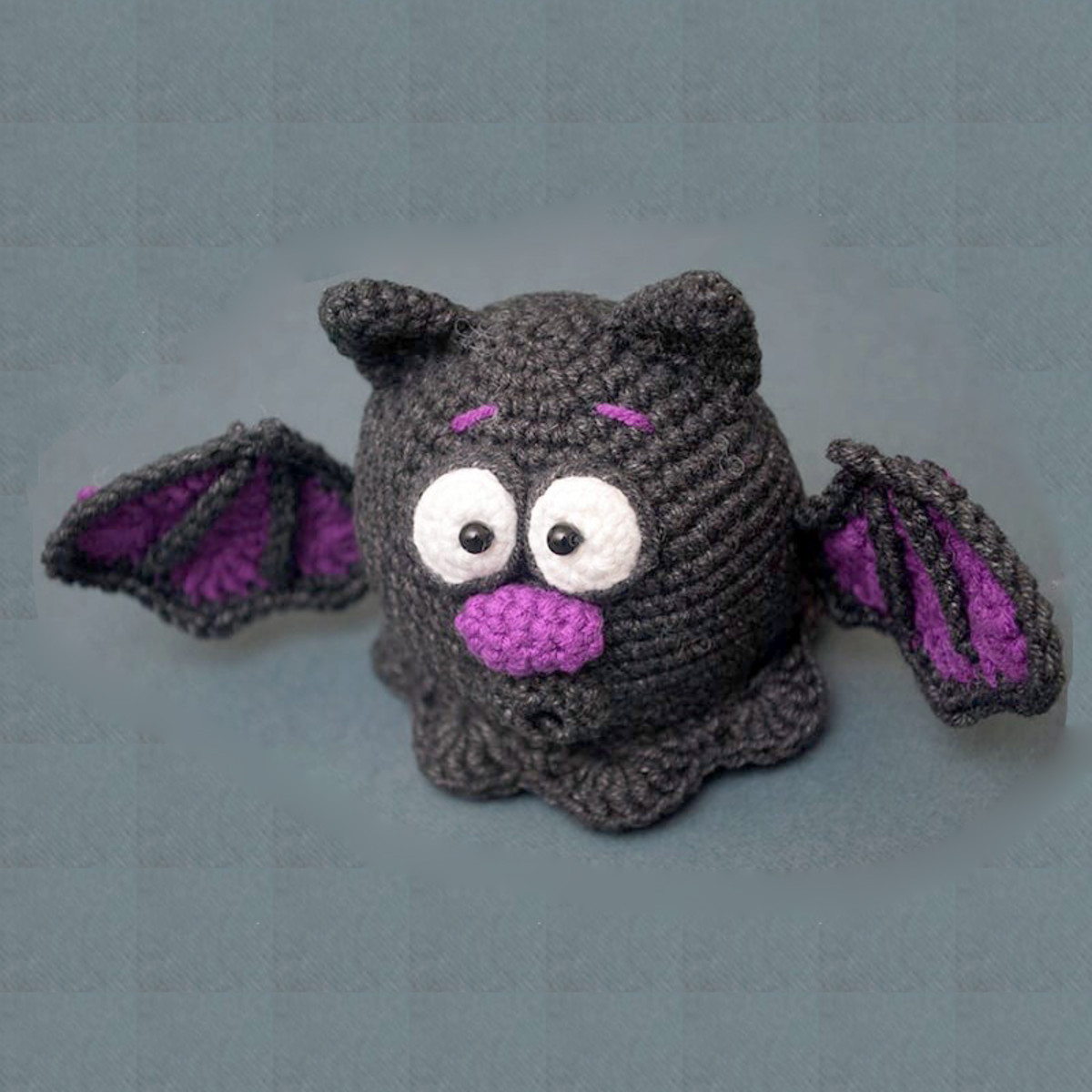 Free crochet pattern amigurumi Halloween bats.