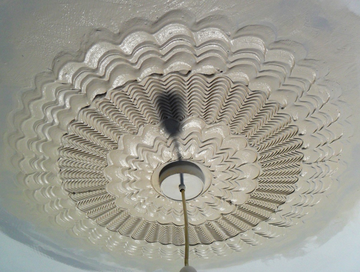 Make Hand-Made Victorian-Style Ceiling Medallions Using Texture Compound And Comb Tools