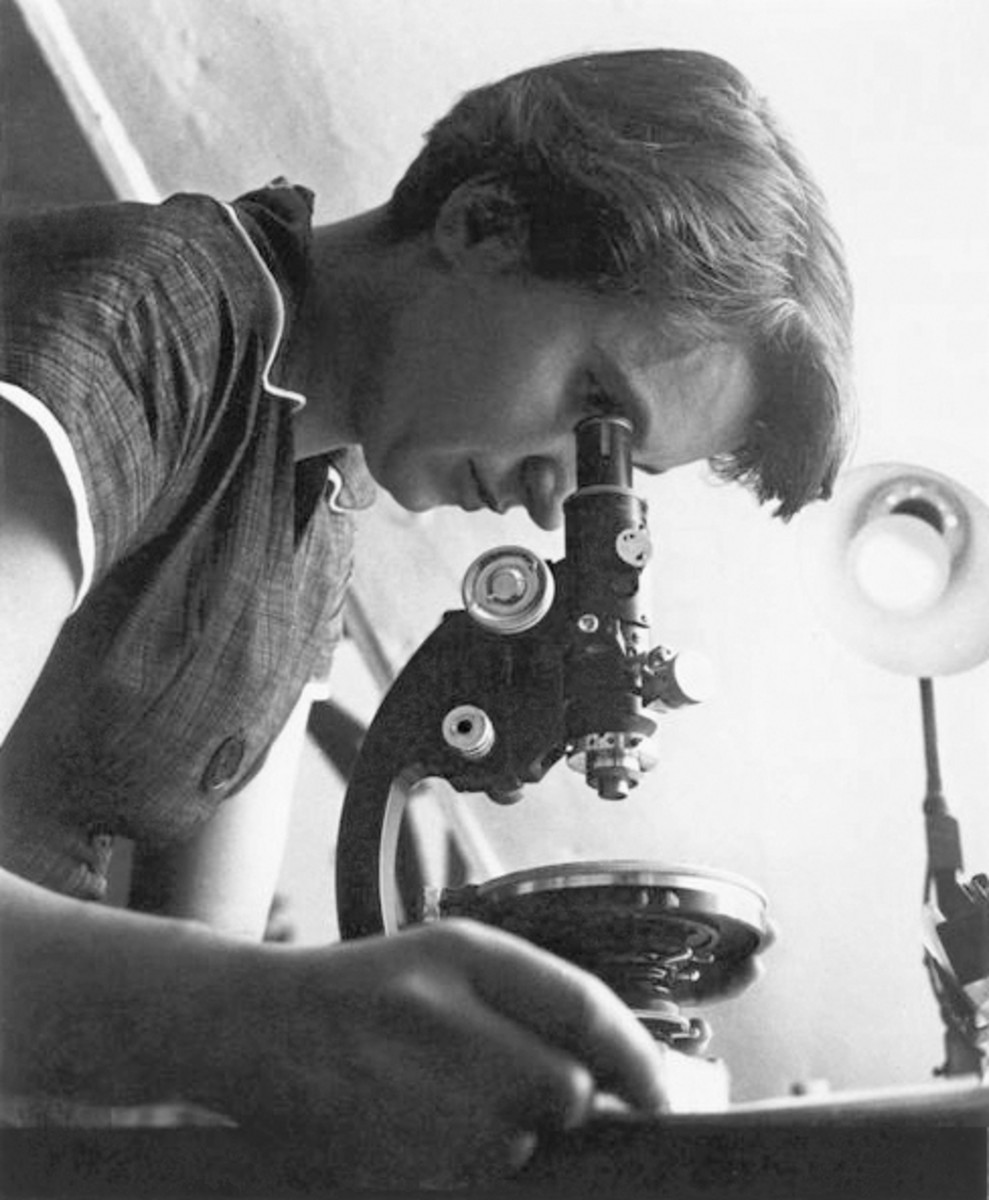 https://commons.wikimedia.org/wiki/File:Rosalind_Franklin_(retouched).jpg