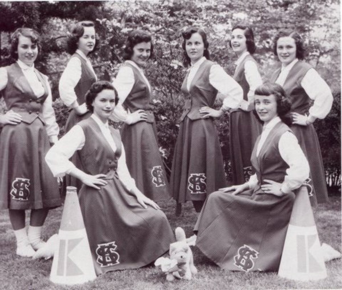 A brief History of Cheerleading, Cheerleaders and their Uniforms - HubPages