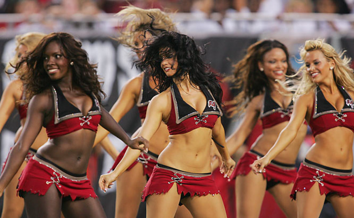 A brief History of Cheerleading, Cheerleaders and their Uniforms - HubPages