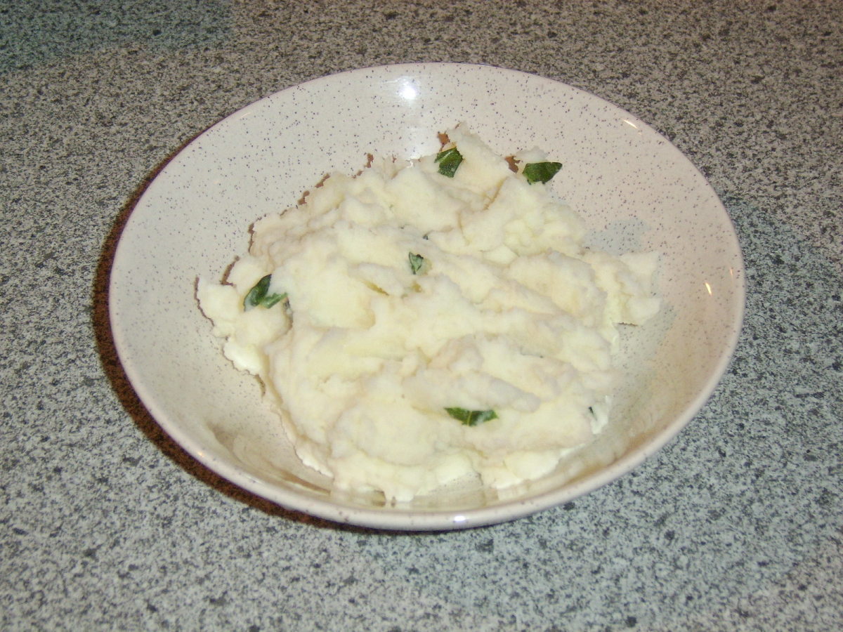 Creamy Garlic Mashed Potatoes with Mint