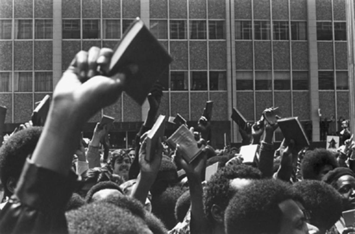 BLACK AMERICAN CITIZENS PROTEST THE WAR IN VIETNAM WAVING LITTLE RED BOOK OF CHAIRMAN MAO (WHO KILLED 50 MILLION HUMAN BEINGS)