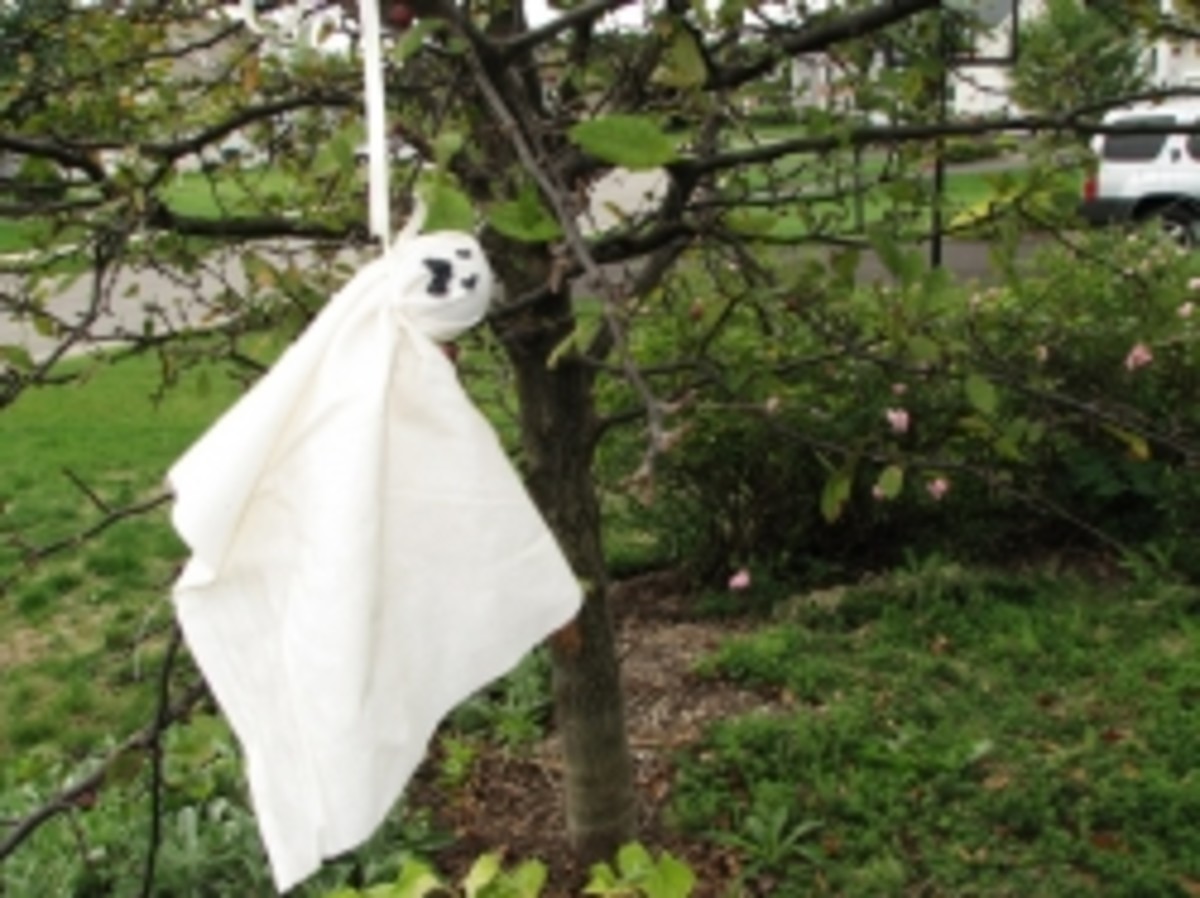 How to Make Easy Ghost Halloween Tree Ornaments