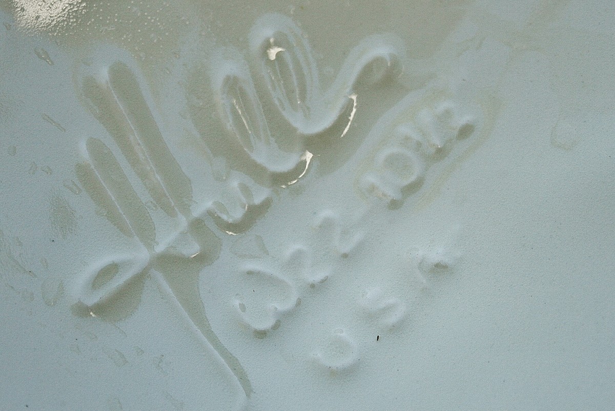 The Hull mark from a high-gloss jardinière produced between 1952 and 1954.
