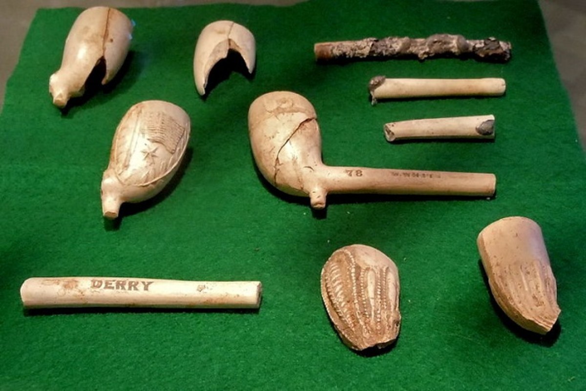 Smoking pipe fragments excavated at Duffy's Cut, Pennsylvania. Some of the pipes clearly made in Ireland. Photo by user Smallbones on Wikimedia Commons