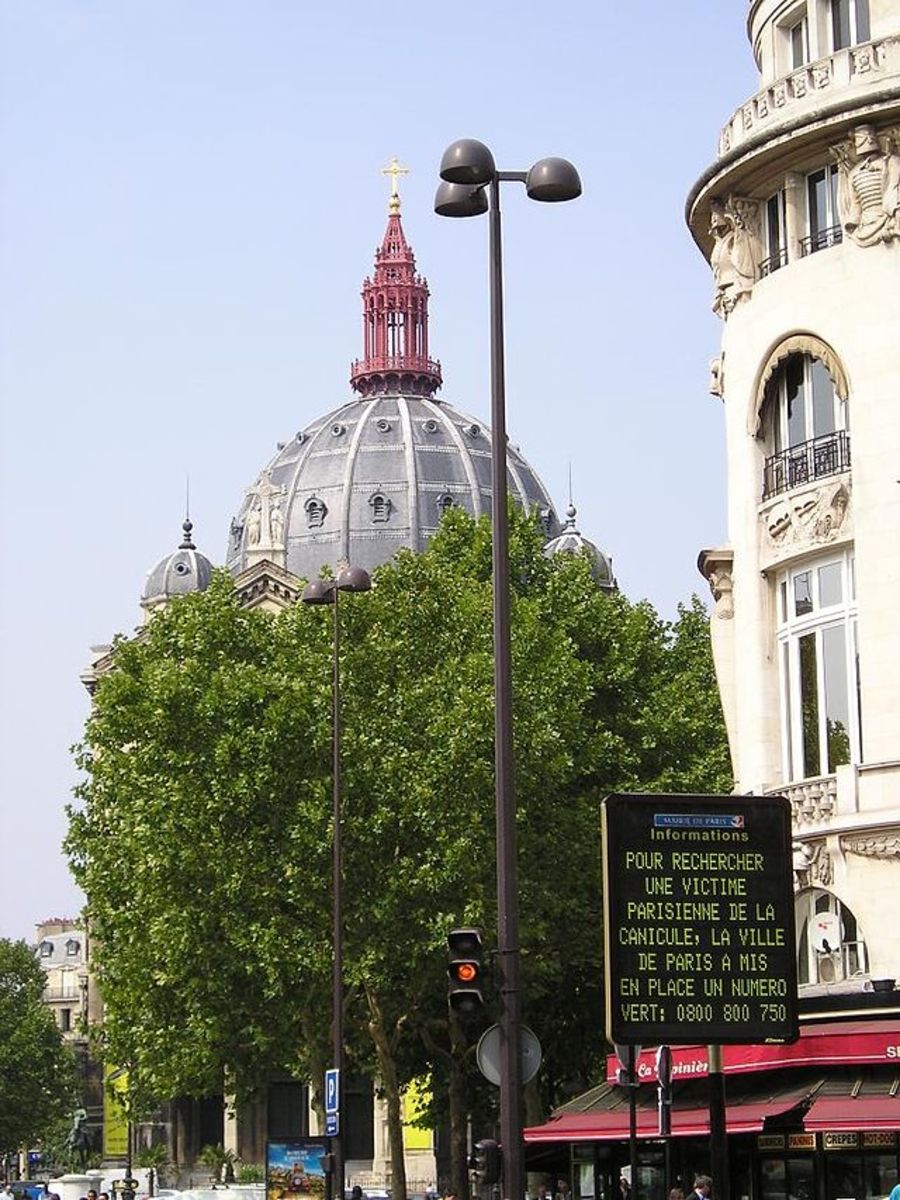 The sign, translated, reads, 'To search for a Parisian victim of the heat wave, the City of Paris has implemented a hot-line: 0800 800 750.'