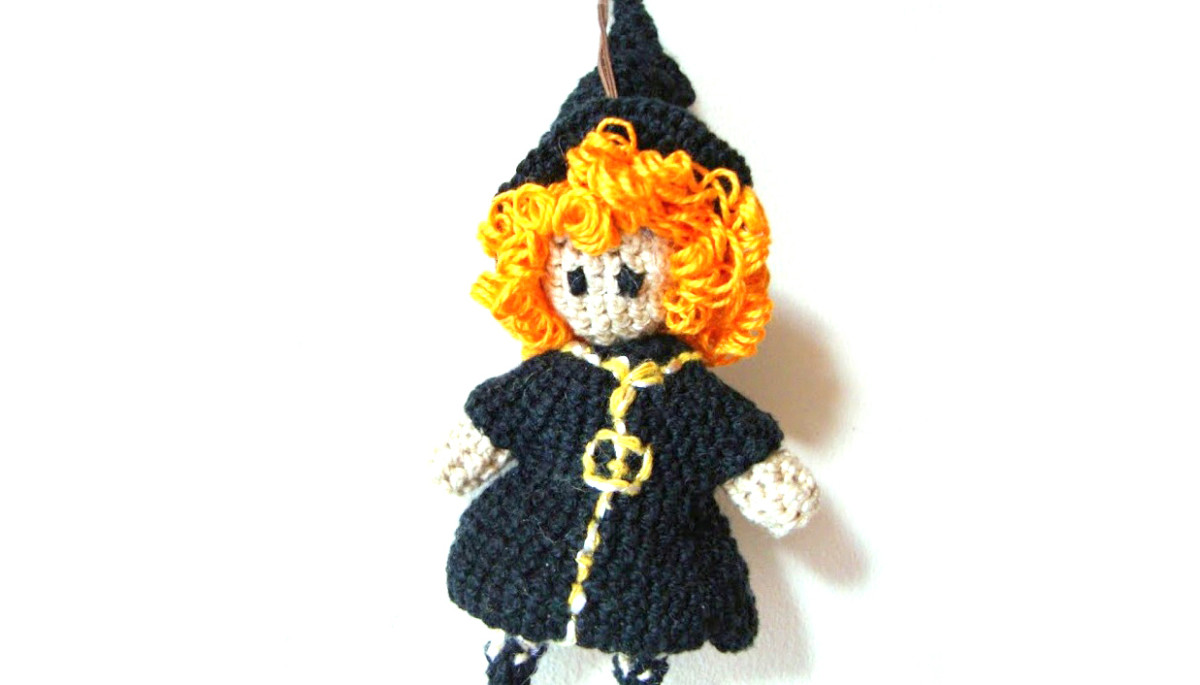 Free crochet pattern amigurumi Halloween witch.