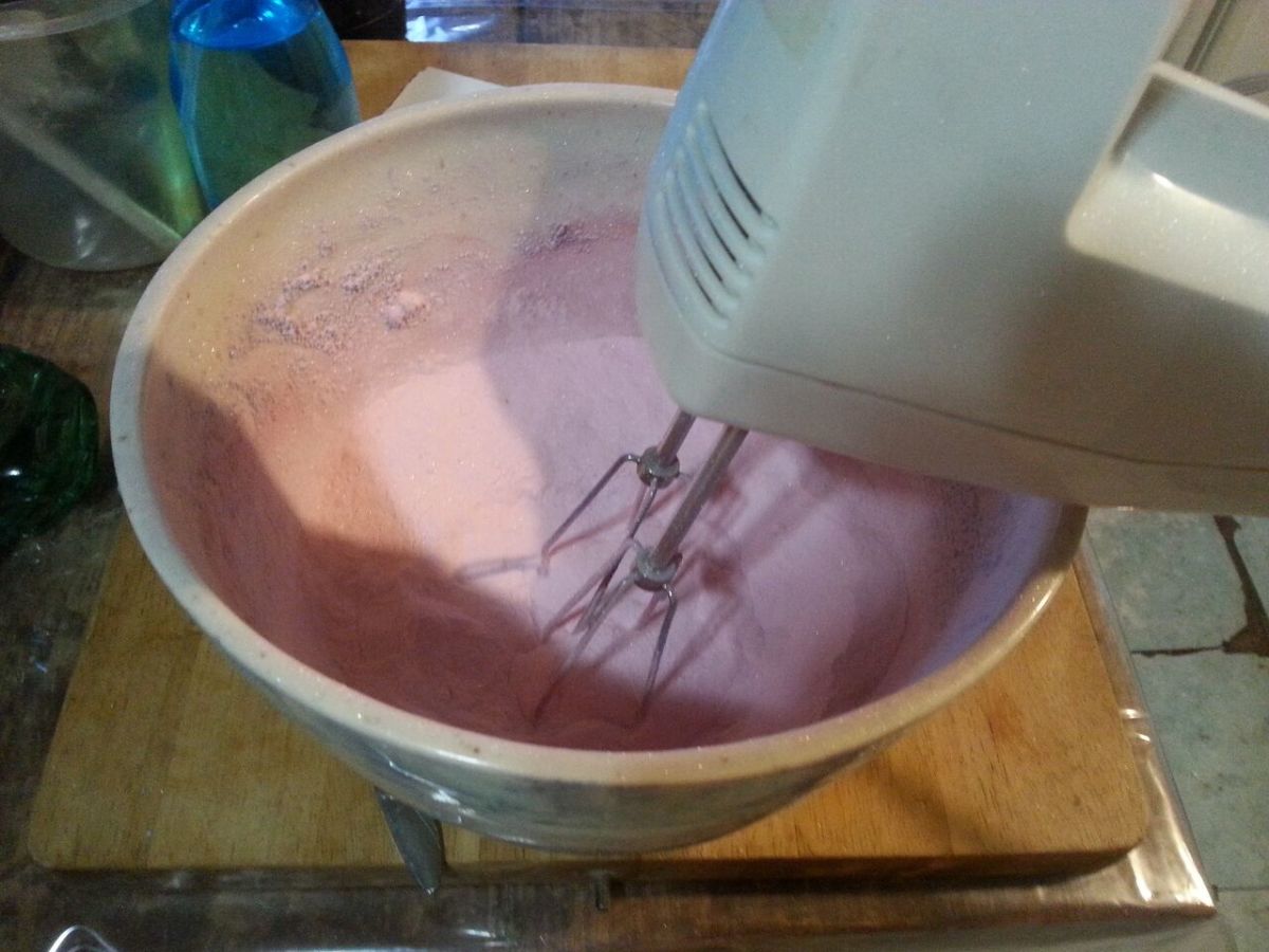 Mixing the mica colorant with the baking soda