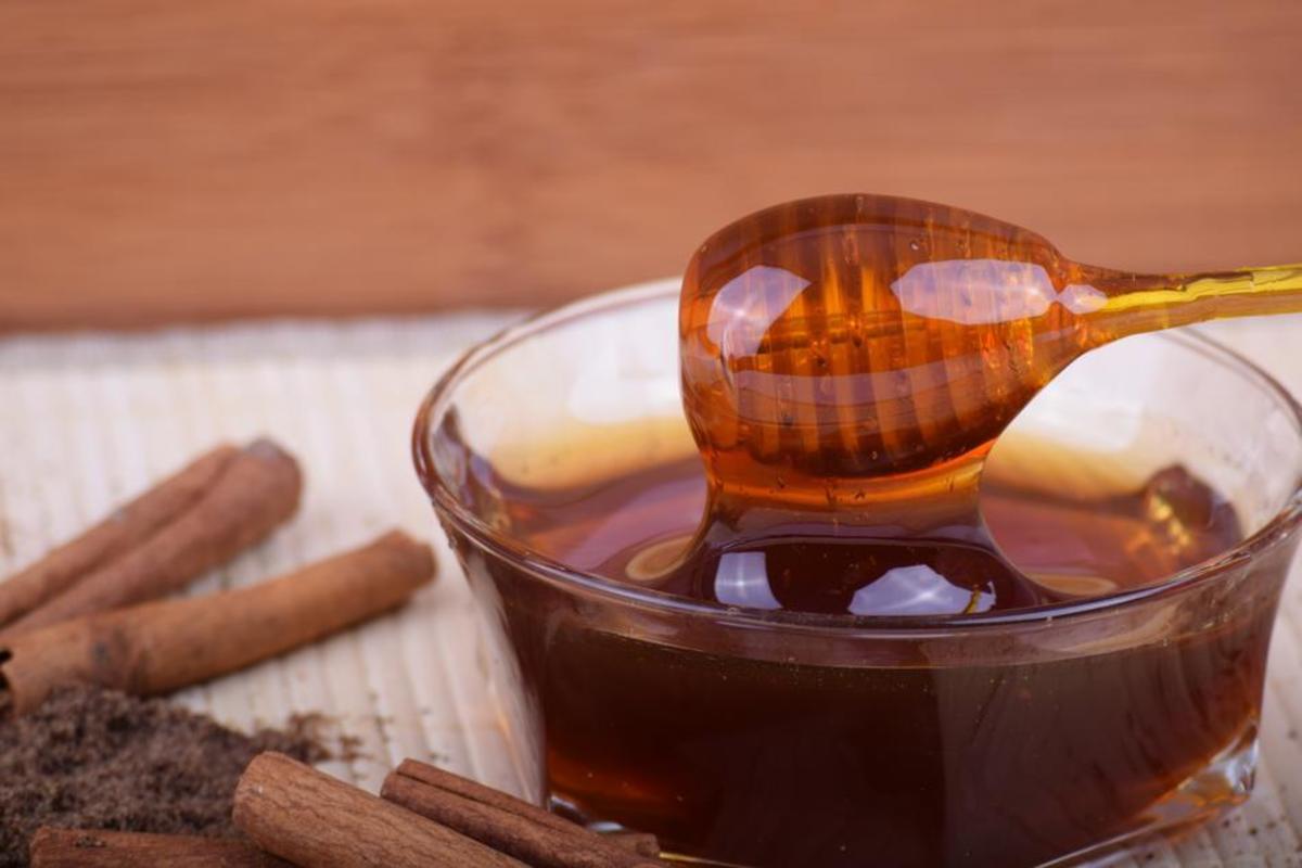 cinnamon-essential-oil-uses-benefits-dangers