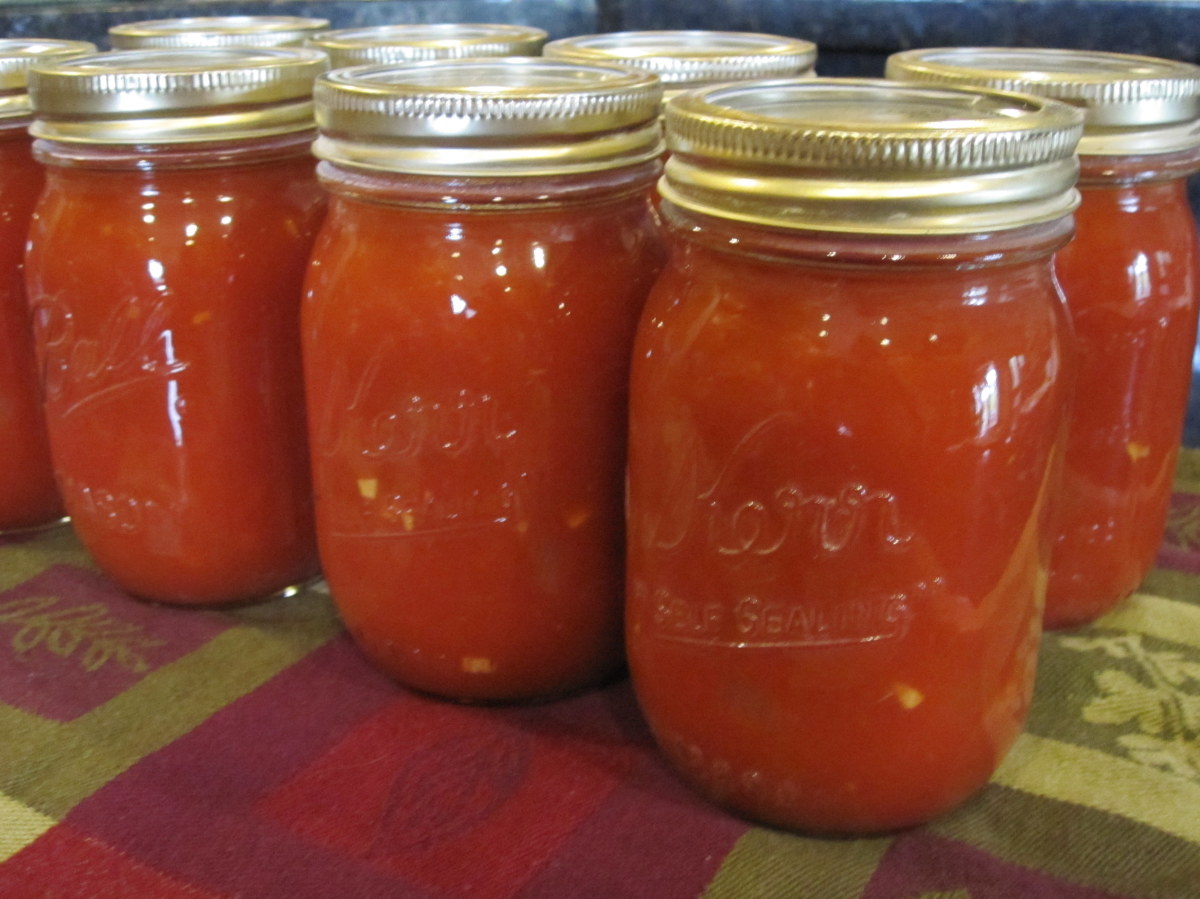 using-surplus-tomatoes-how-to-make-and-can-tomato-sauce-in-three-steps