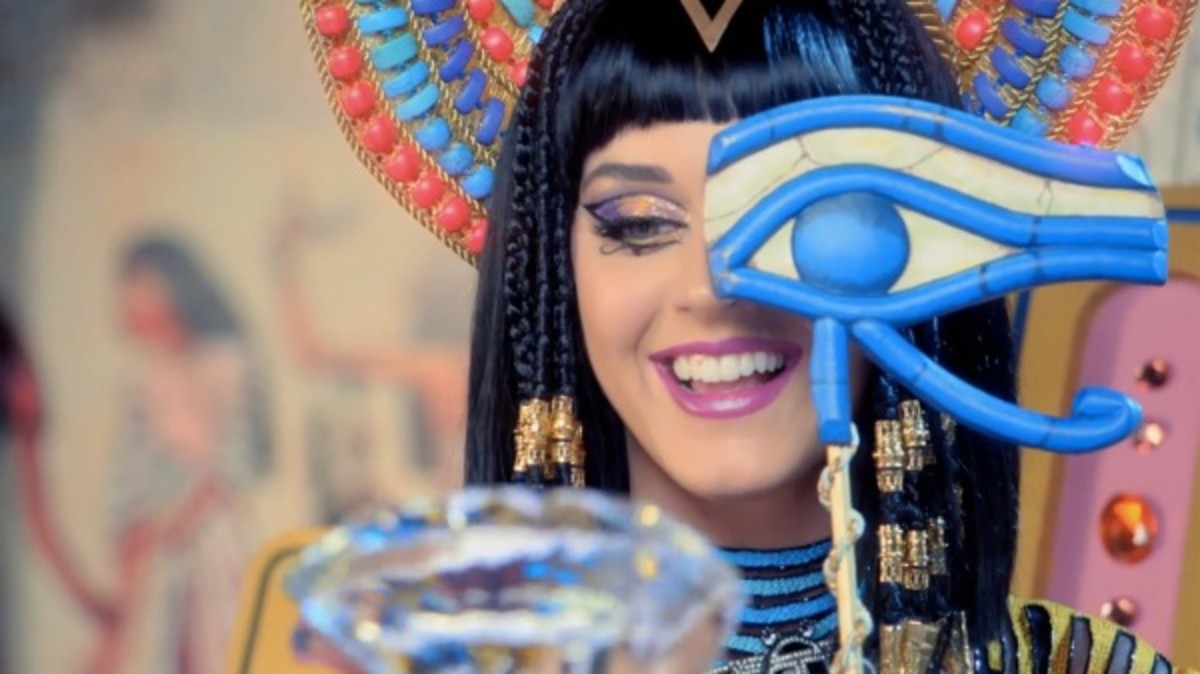 Dark Horse is an egyptian-inspired music video which has received criticisms for blasphemy despite its beautiful theme and colorful costumes. 