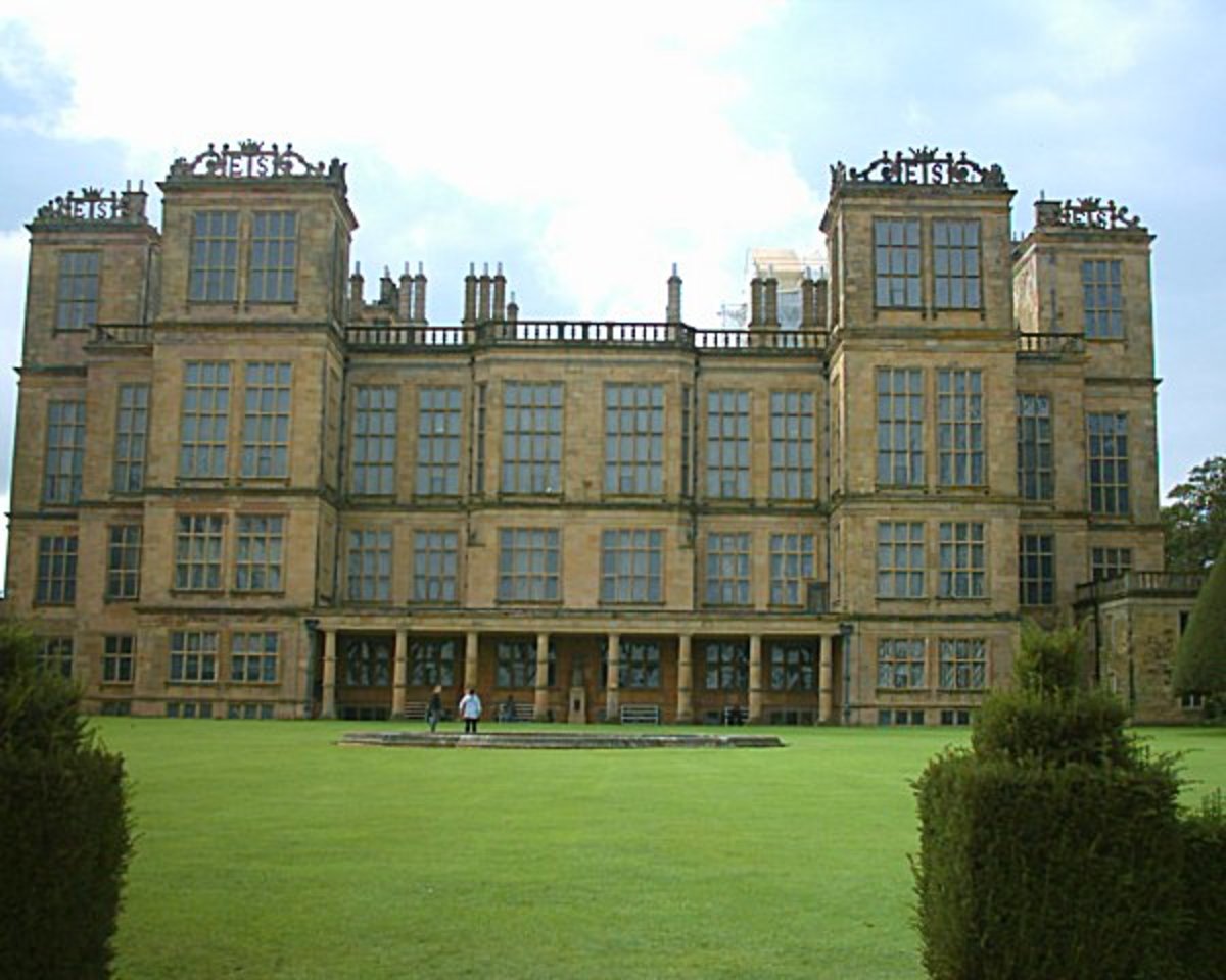 Harwick Hall, England. (1590-1597)  The English Renaissance began with the reign of Elizabeth I.