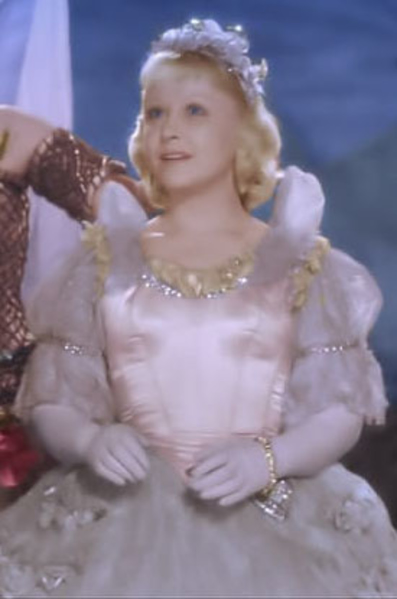 Yanina Zheymo as Cinderella