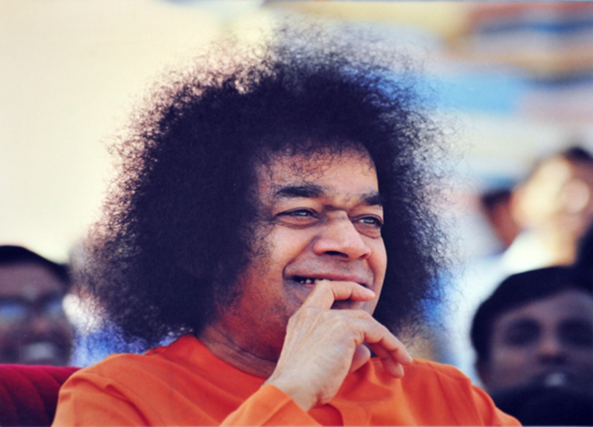 the-rainbow-hues-of-swamis-laughter-sathya-sai-baba-smile