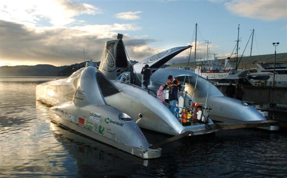 an-alien-look-boat-hold-awards-as-the-fastest-eco-boat-on-earth