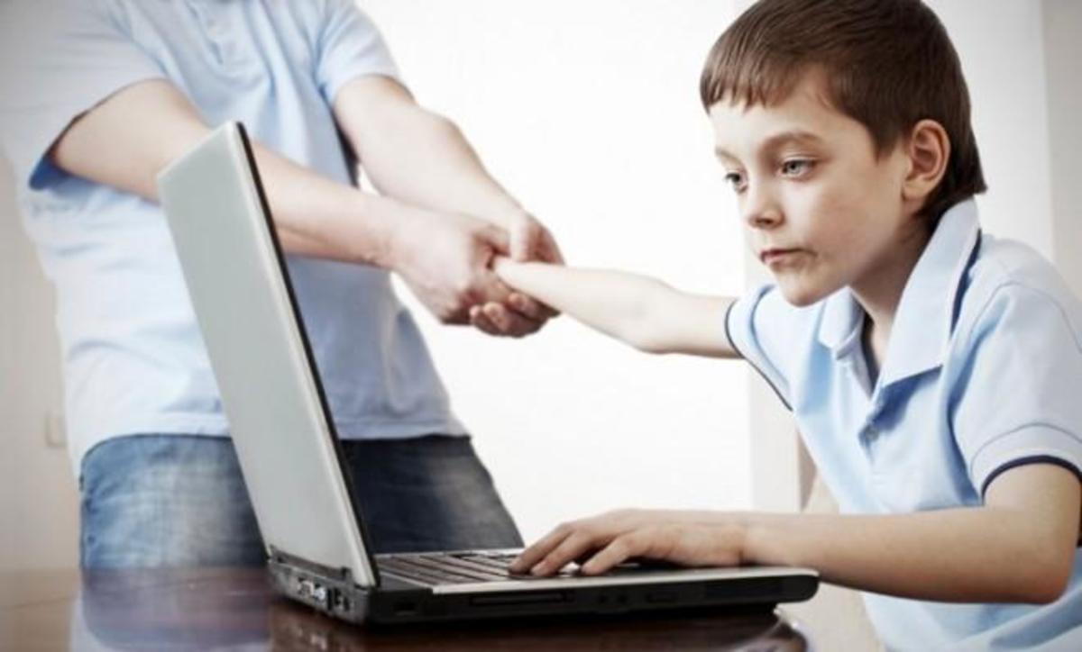 Pros and Cons of Internet on Children. How can parents help their children?