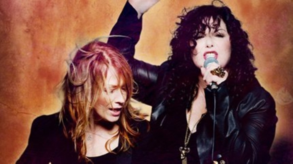 Left to Right: Nancy & Ann Wilson performing.