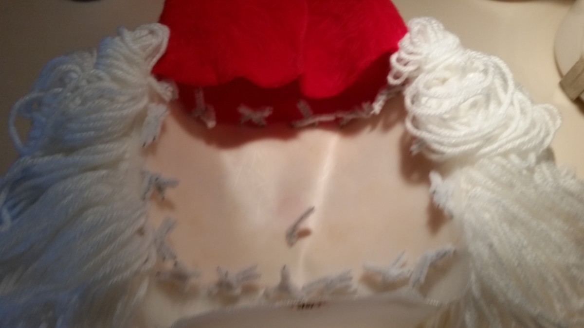 Another view of the pipe cleaners on the back of the Santa face.