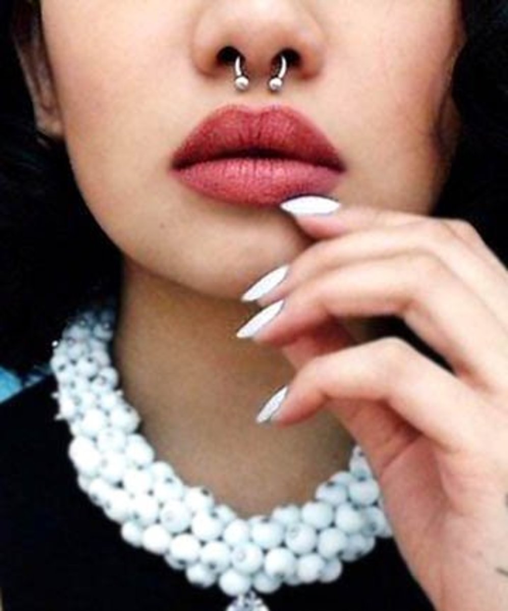 A classic horseshoe nose ring is a regular first choice for a septum piercing!