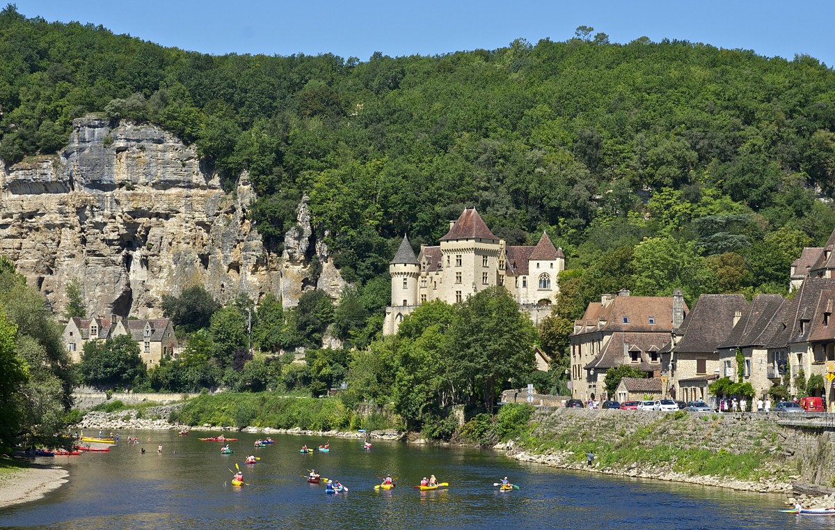 Canoeing on the River Dordogne at Chateau Malartrie at Véyzac in France