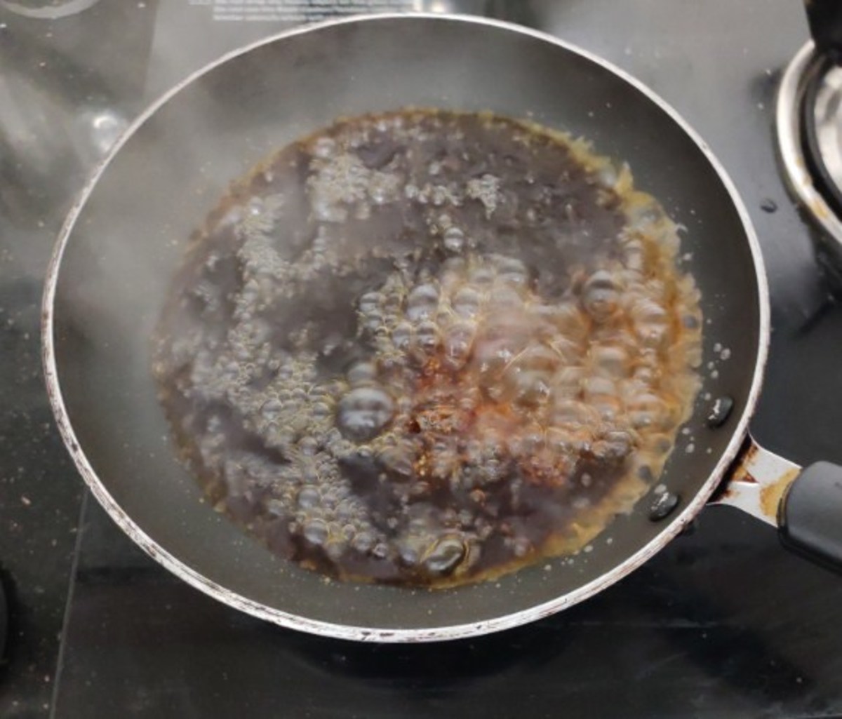 Reaction when hot water is poured into the caramelizing sugar