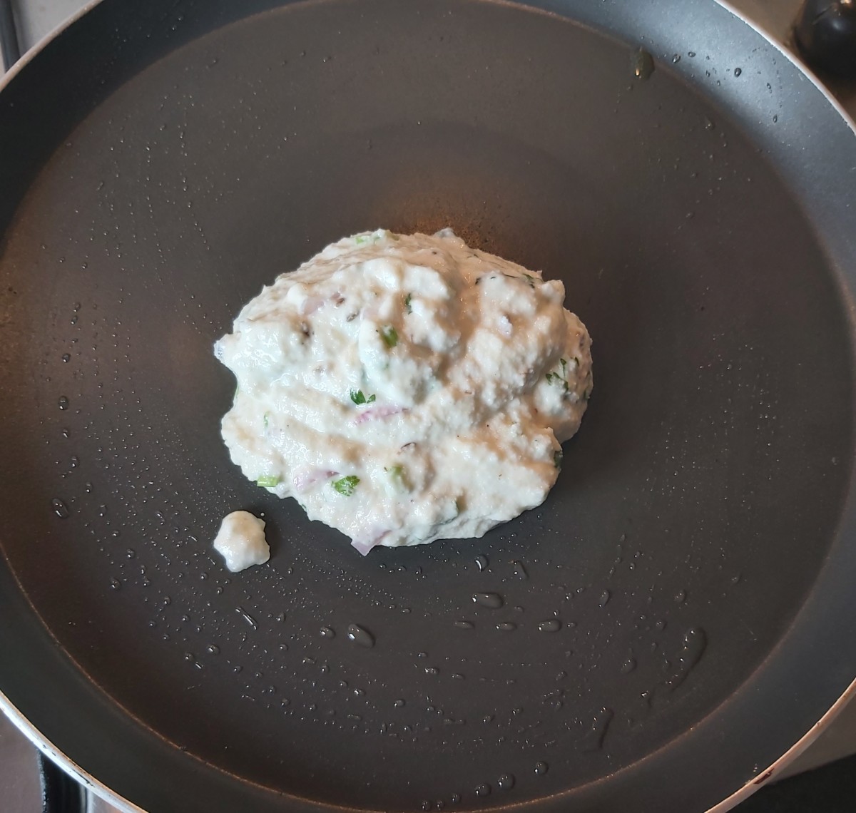 Add 3-4 tablespoons of prepared batter on tawa.