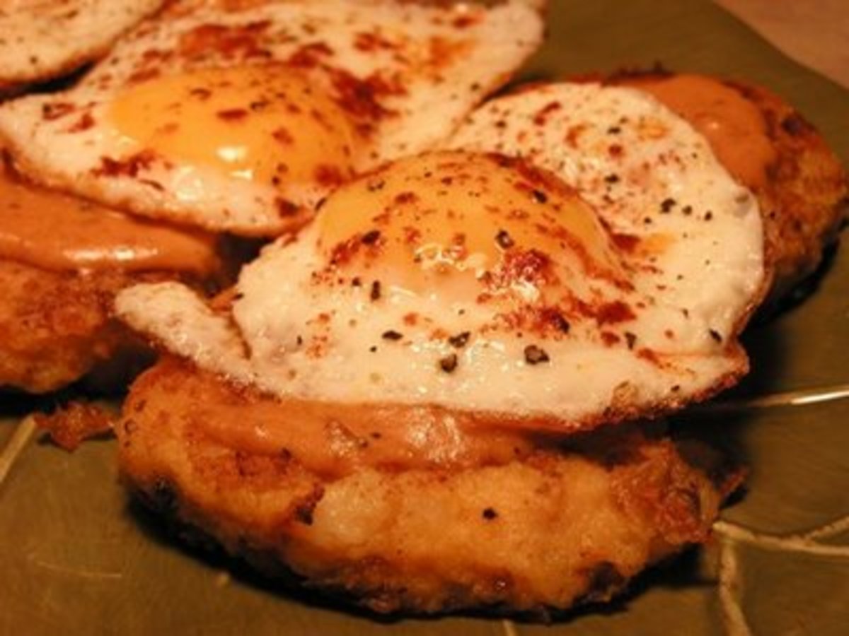 Llapingachos with a fried egg and peanut sauce