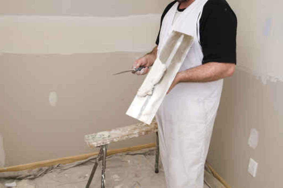 how-to-plaster-or-skim-a-wall-using-finishing-plaster