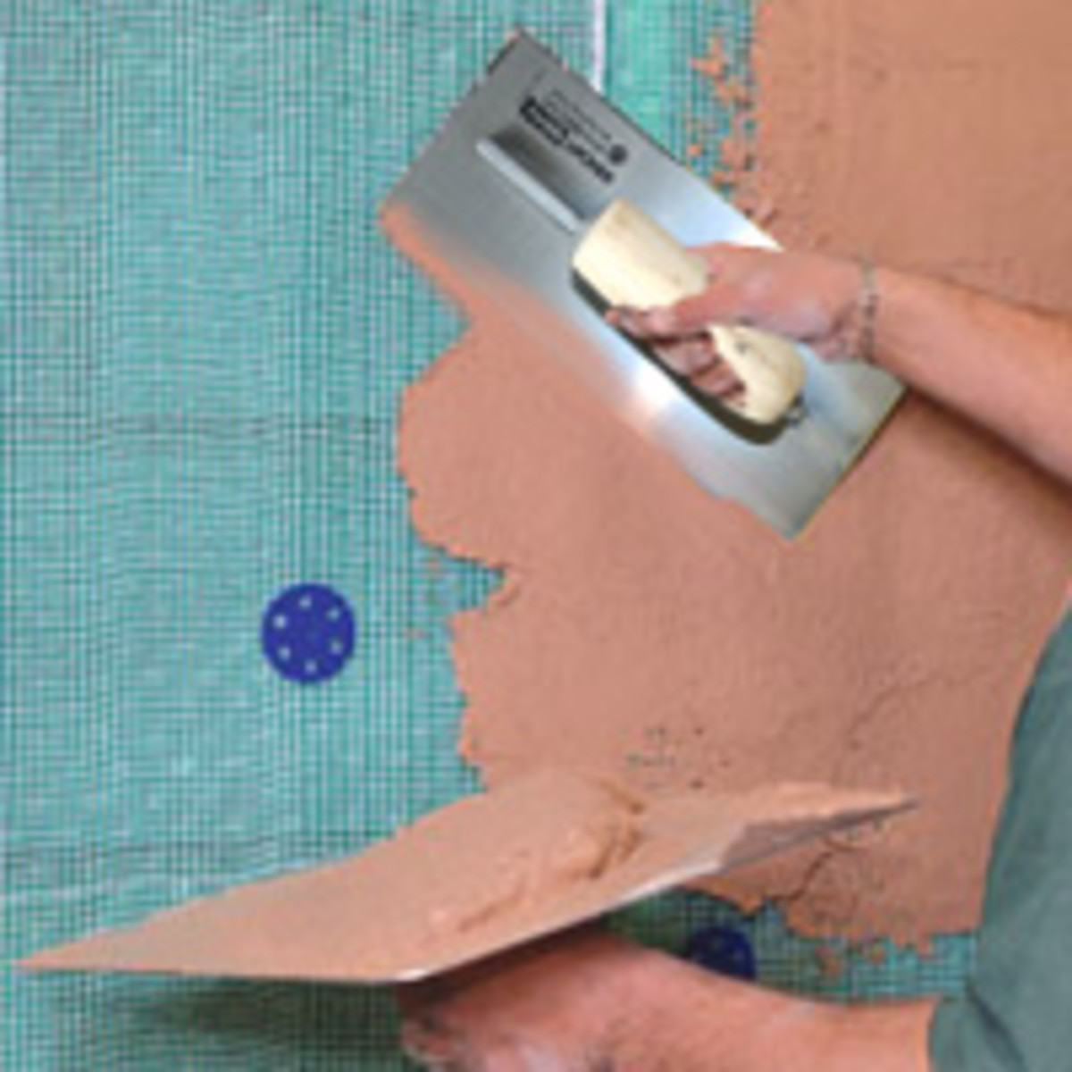 how-to-plaster-or-skim-a-wall-using-finishing-plaster