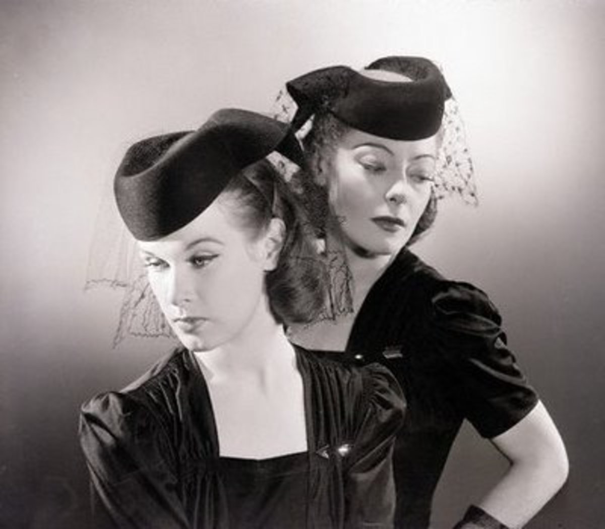 The 1940s has got to be my favourite decade when it comes to fashion. I  adore the simplicity. These outfits are from 1943. : r/VintageFashion