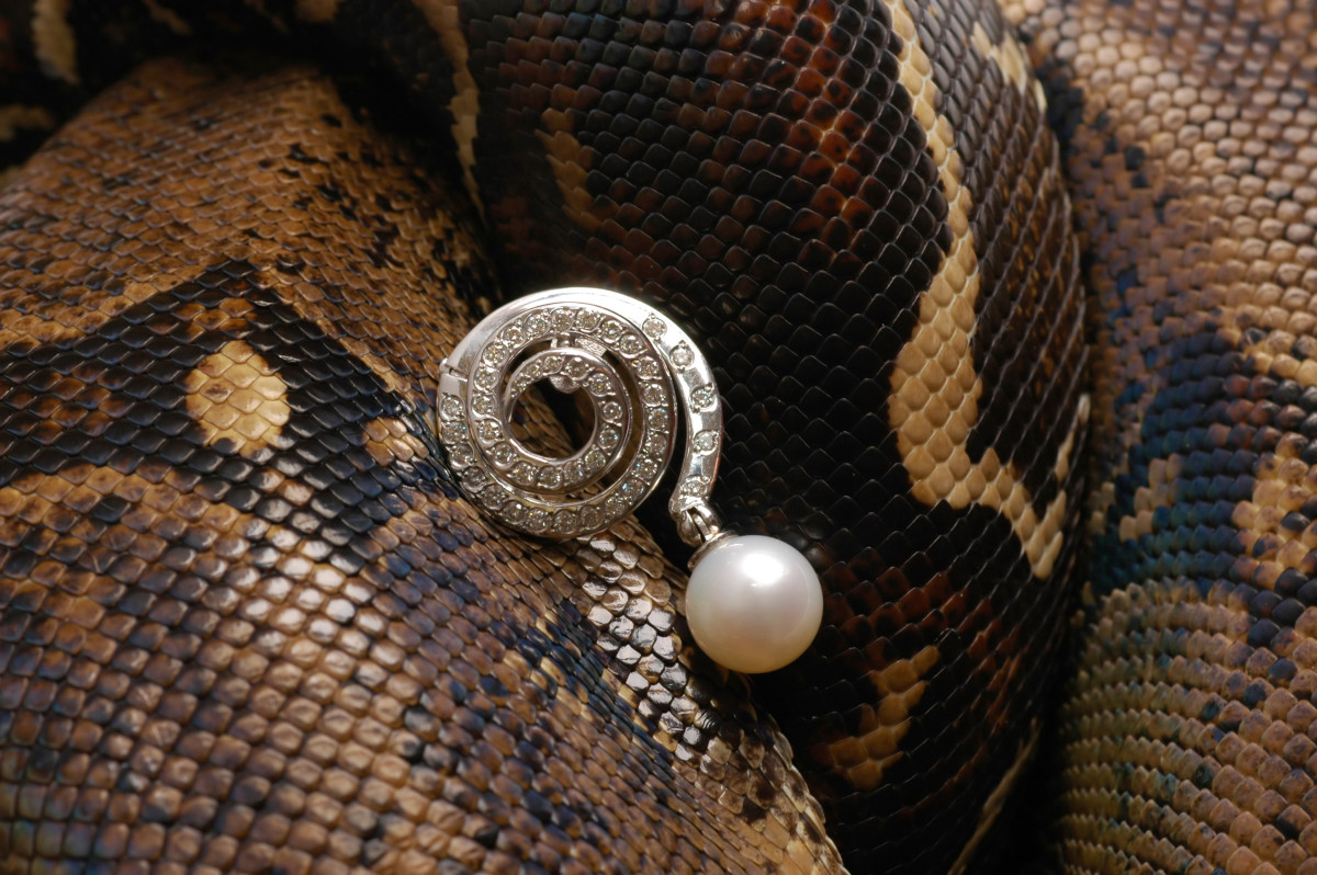 Retro Jewelry was often fashioned into curves and spirals.