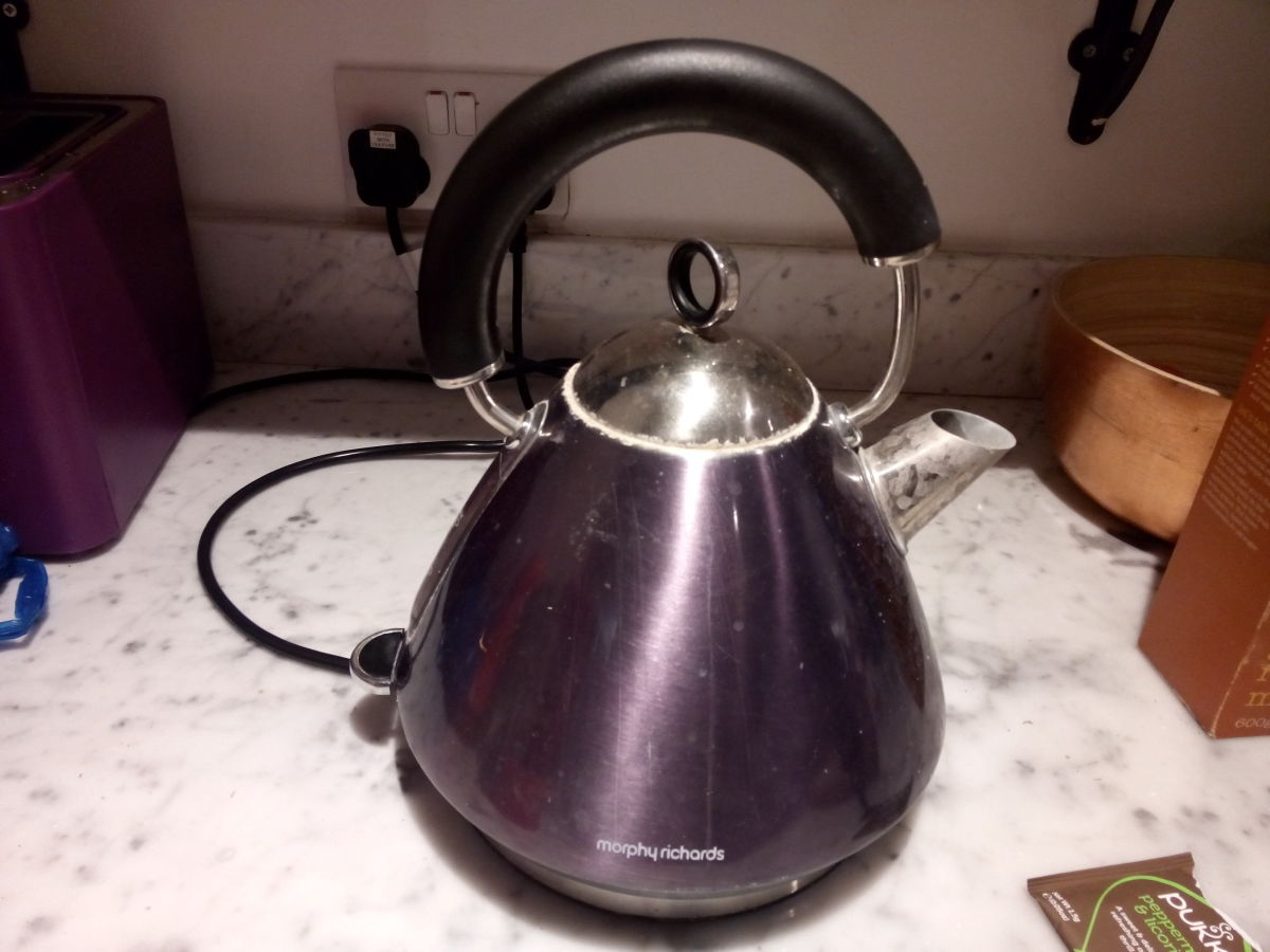 如果你要设计一个水壶，最迫切的需要是让产品的沸水达到100°C，并且能够看到水壶里有多少水。
