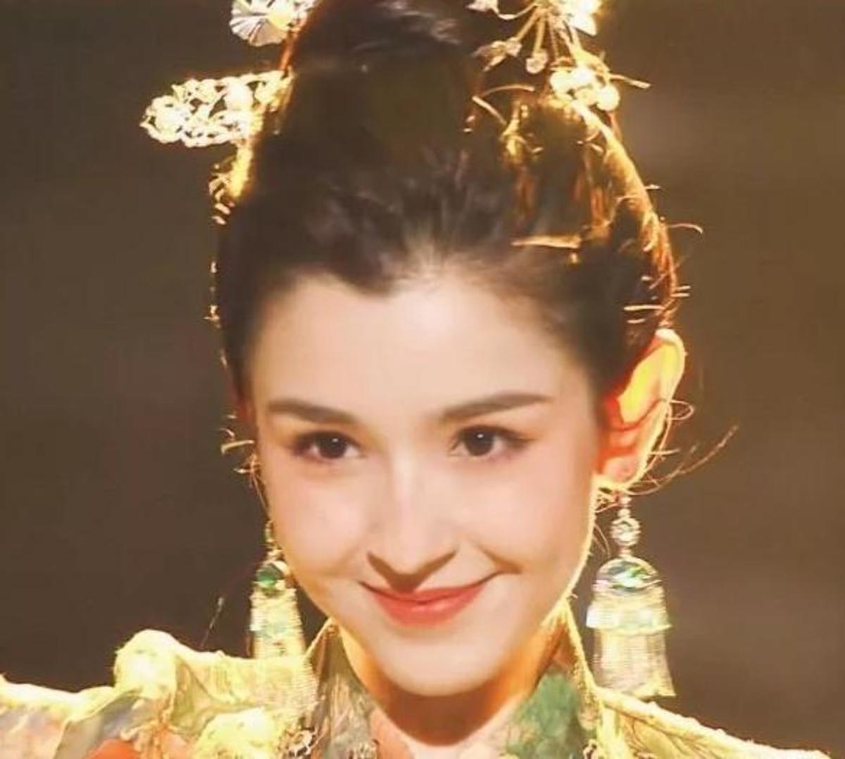Beautiful Chinese Actresses with Ethnic Traditional Clothing (Gorgeous Pics and Videos)