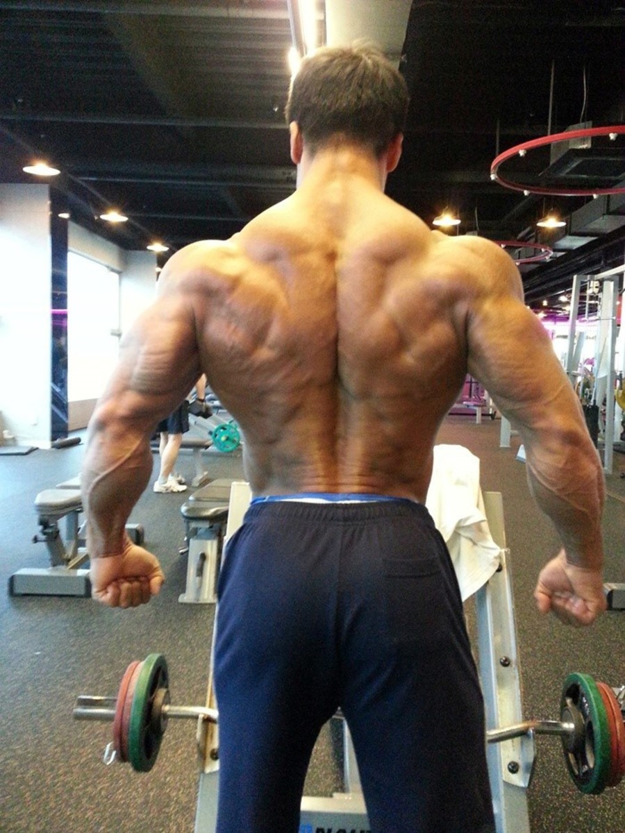 South Korean bodybuilder Park Ki Seok (박기석 선수) shows off his massive back.