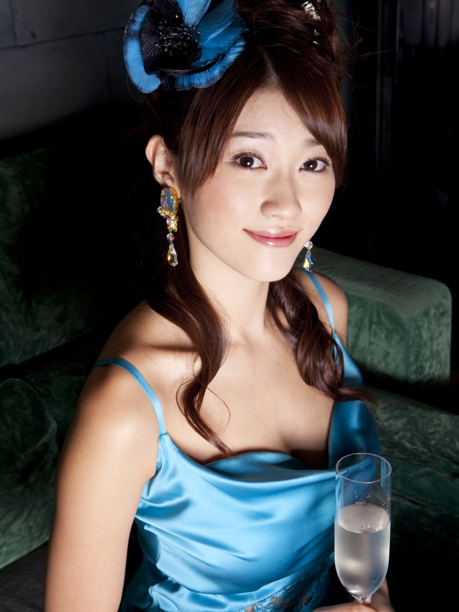 beautiful-japanese-gravure-model-and-actress-mikie-hara