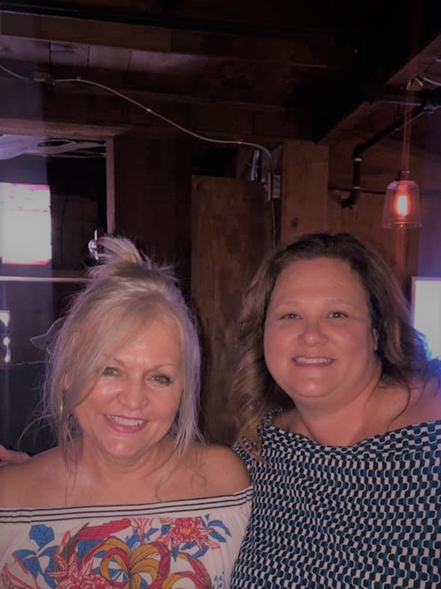 Good friends, a smoky bar, sawdust and a good ole concert starring Mark Chestnutt ....does it get any better than that? (that's me on the left...only in pictures ;))