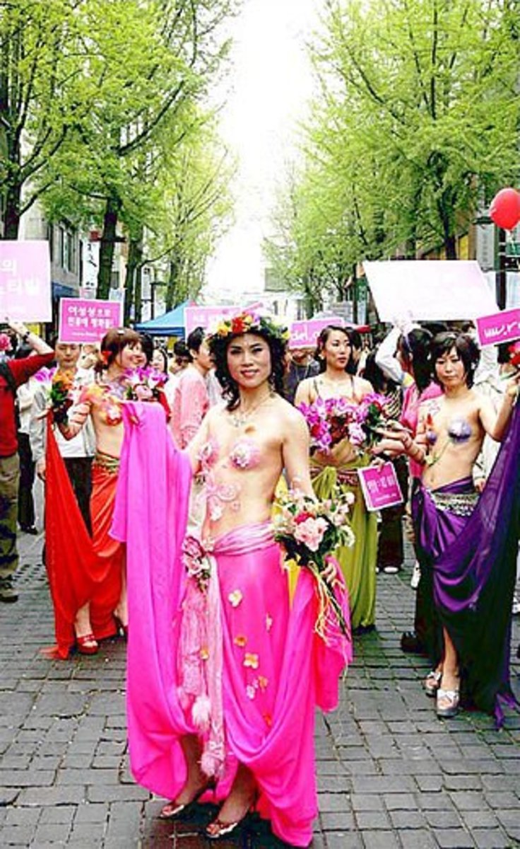 在韩国首尔，一个不完全袒胸露乳的Raëlian招聘活动。