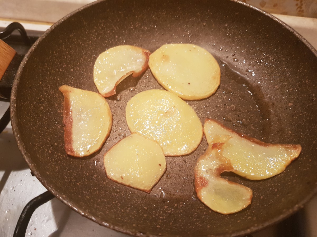 Fry the potatoes.