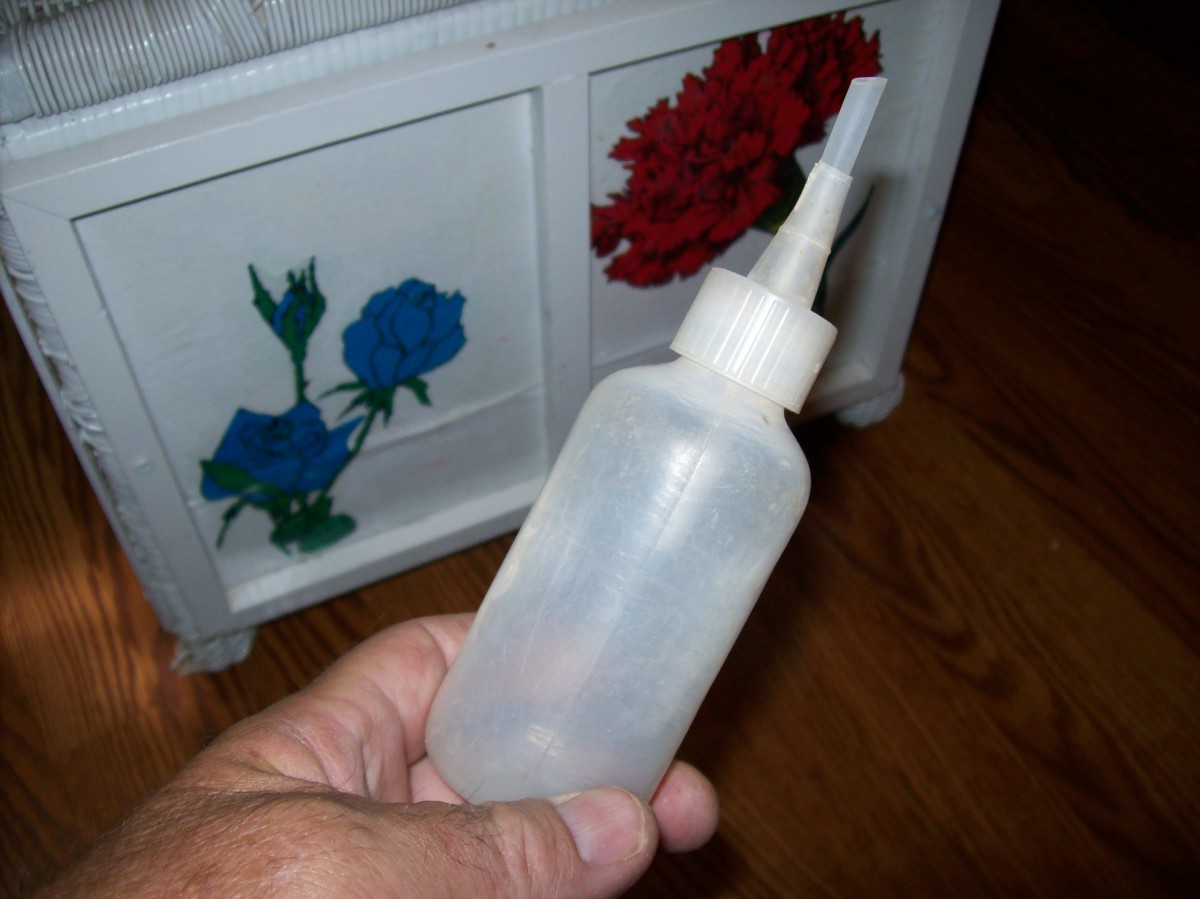 A snuffer bottle