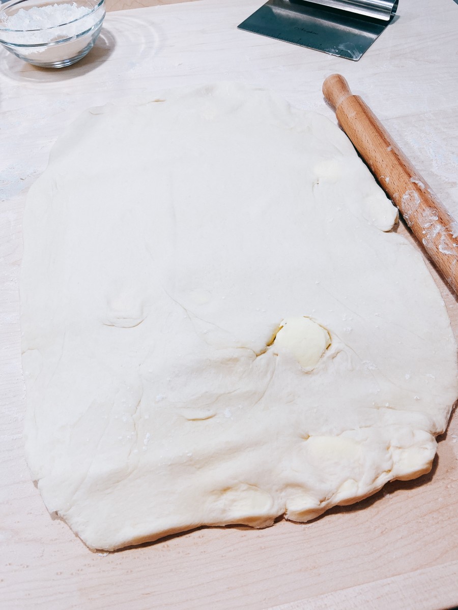 The first stage. Roll the dough into a rectangle. 