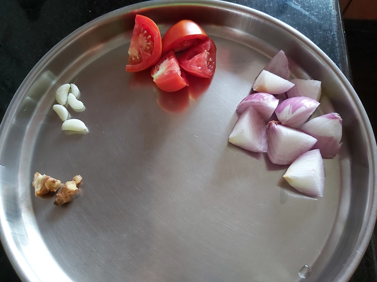 Roughly chop the onion, tomato, and ginger. Peel the garlic and keep them ready.