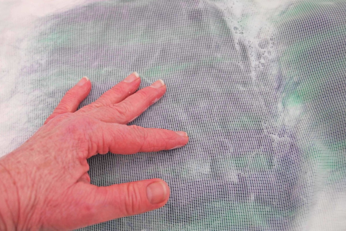 Rub the surface of the netting until the fibers below have flattened