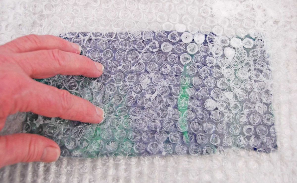 Cover the bubble wrap with bubble wrap and rub well.