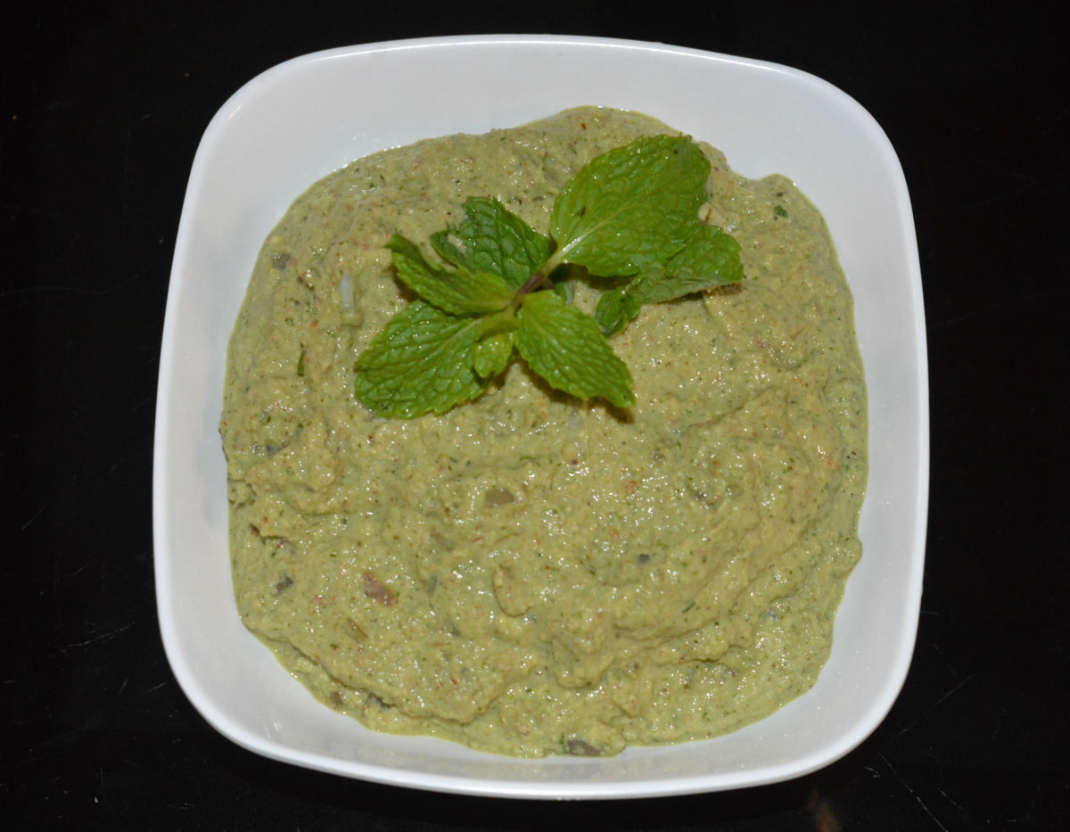 Serve it with rice roti, paratha, idli, dosa, cooked rice, etc. This chutney makes a delightful side dish with all types of meals. Enjoy!